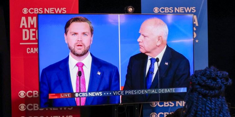 J.D. Vance e Tim Walz durante il duello tv su CBS News (Ansa)