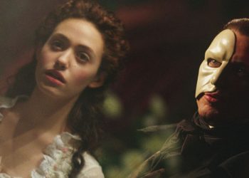 Gerard Butler (d) e Emmy Rossum in una foto di scena del film musical "Il fantasma dell'Opera" del regista Joel Schumacher (Ansa)