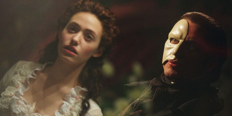 Gerard Butler (d) e Emmy Rossum in una foto di scena del film musical "Il fantasma dell'Opera" del regista Joel Schumacher (Ansa)