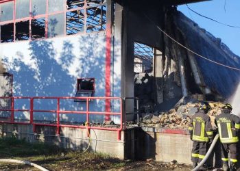 Vigili del fuoco in azione alla Kemipol di Pineto (foto Vigili del fuoco)