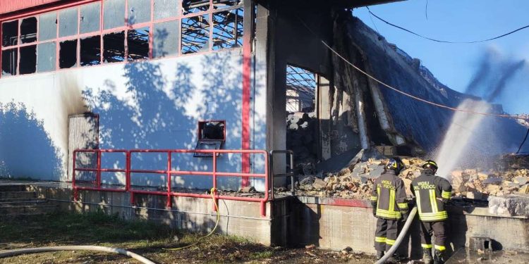 Vigili del fuoco in azione alla Kemipol di Pineto (foto Vigili del fuoco)