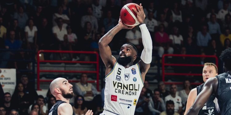 Corey Davis con la Vanoli Cremona (da facebook.com/VanoliBasketCremona)