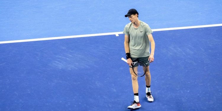 Jannik Sinner in campo nel China Open (Foto ANSA)