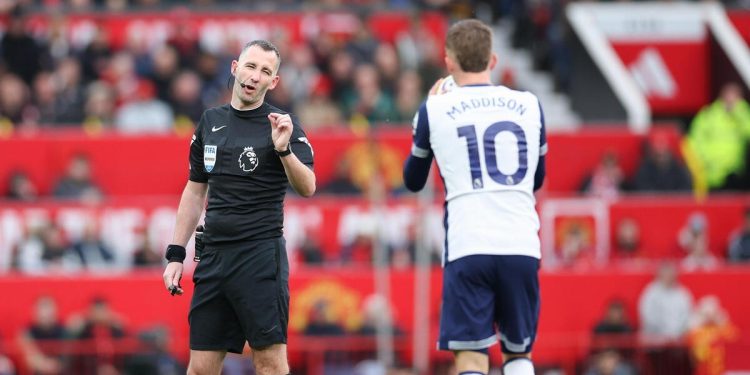 James Maddison del Tottenham a colloquio con l'arbitro (Foto ANSA)