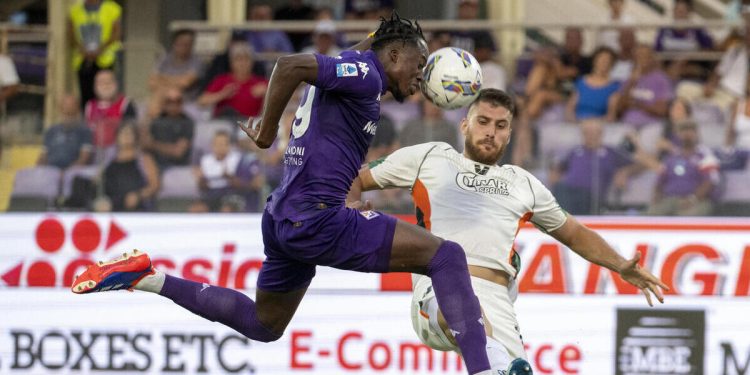 Christia Kouamé in azione con la Fiorentina (Foto ANSA)