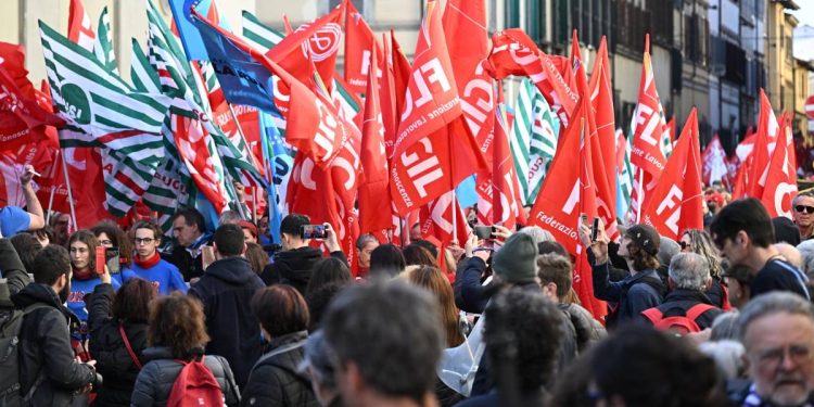 Sindacati della scuola in piazza (Ansa)