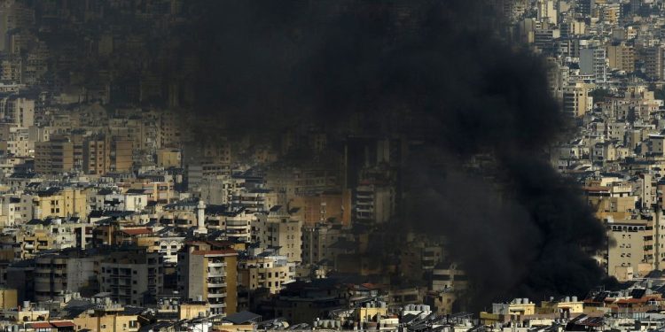 Bombe israeliane sul quartiere Dahieh di Beirut, Libano (Ansa)