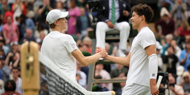 Il saluto tra Jannik Sinner e Ben Shelton a Wimbledon (Foto ANSA)