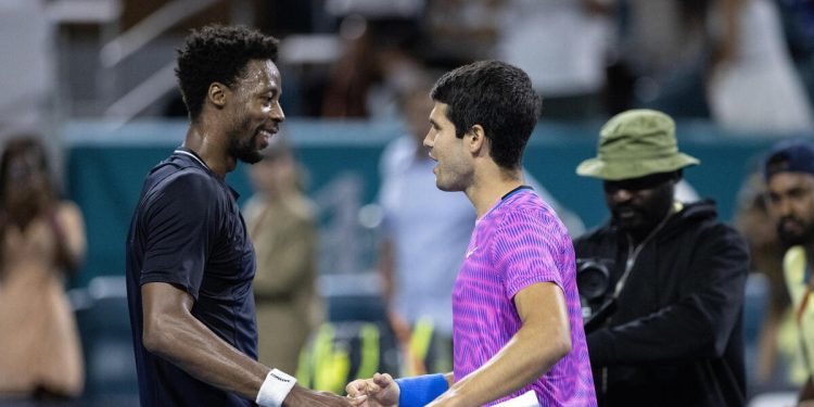 Gael Monfils e Carlos Alcaraz si salutano al Miami Open (Foto ANSA)