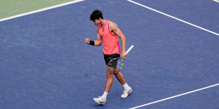 Carlos Alcaraz esulta nel torneo Atp Shanghai 2024 (Foto ANSA)