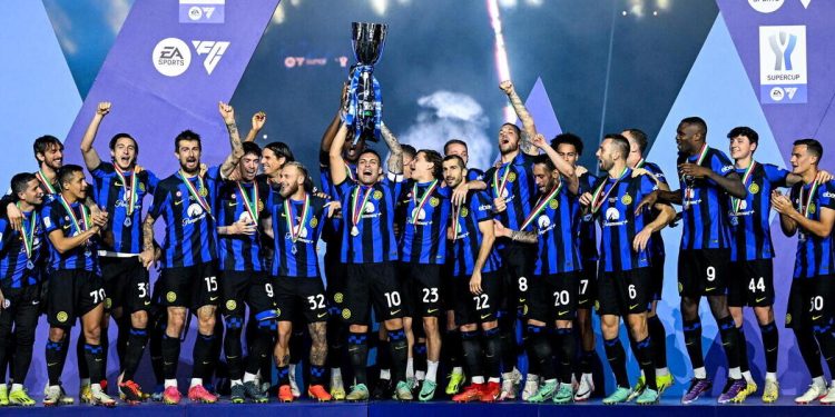 L'Inter festeggia la Supercoppa Italiana vinta nel 2024 (Foto ANSA)