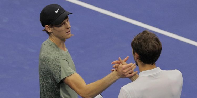 Il saluto tra Jannik Sinner e Daniil Medvedev agli Us Open (Foto ANSA)