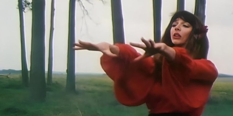 Kate Bush nel video di  "Wuthering Heights"