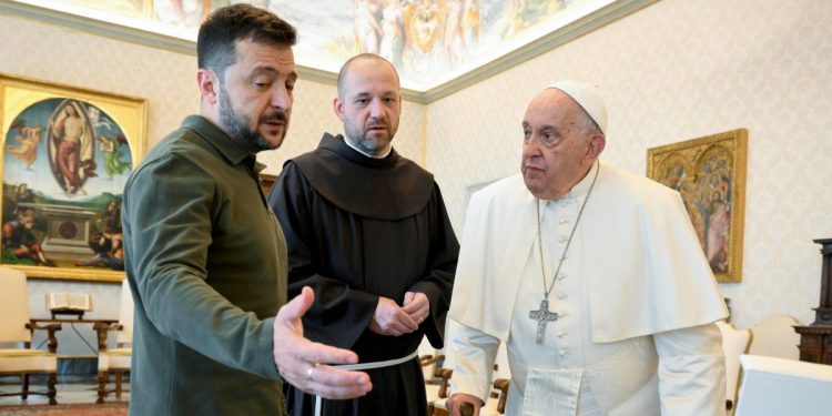 Un momento dell'incontro in Vaticano tra Volodymyr Zelensky e papa Francesco (Ansa)