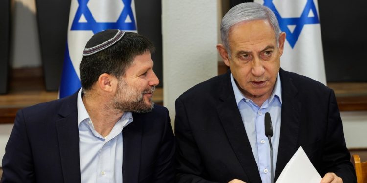 Benjamin Netanyahu (d) con Bezalel Smotrich, ministro della Finanze (Ansa)