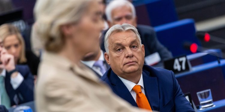 Viktor Orbán la parlamento di Strasburgo. Davanti a lui Ursula von der Leyen (Ansa)