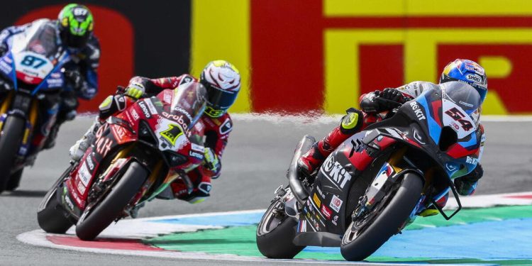 Toprak Razgatlioglu e Alvaro Bautista in lotta nel Mondiale Superbike (Foto ANSA)