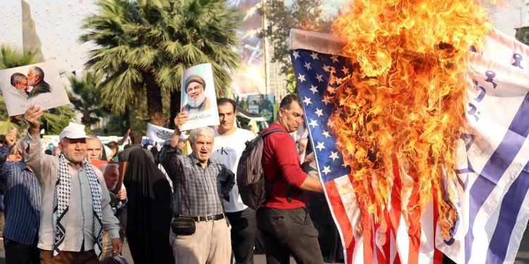 Iran brucia bandiere Israele e Usa