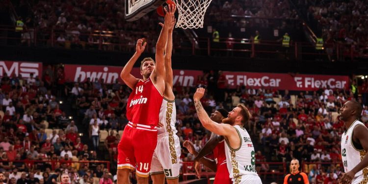 Sasha Vezenkov con l'Olympiakos (Foto ANSA)