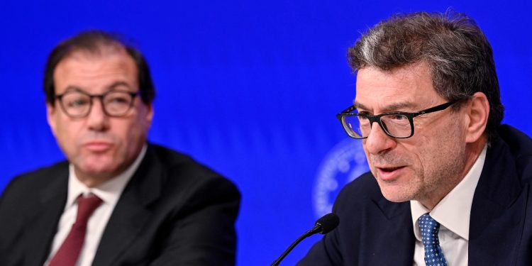 Giancarlo Giorgetti e Maurizio Leo (Ansa)