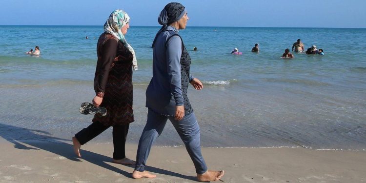 Donne musulmane in burkini