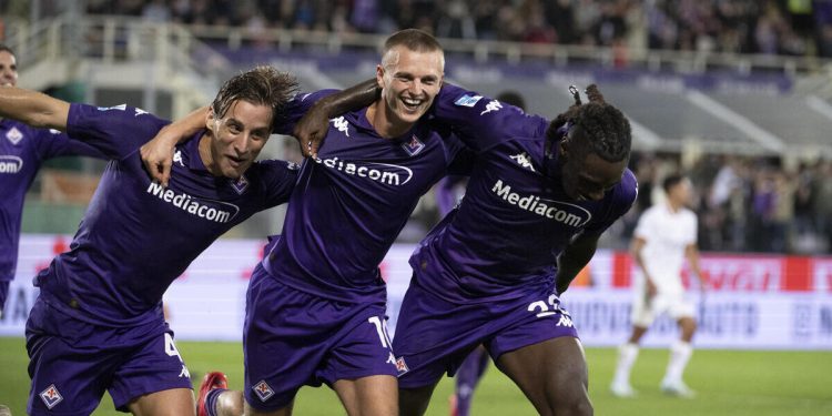 L'esultanza dei giocatori della Fiorentina (Foto ANSA)