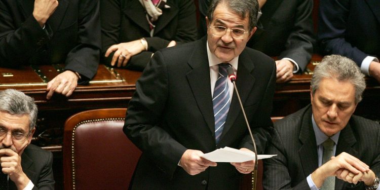 2008: Romano Prodi, presidente del Consiglio, tra ai vicepremier Massimo D'Alema (s) e Francesco Rutelli (Ansa)