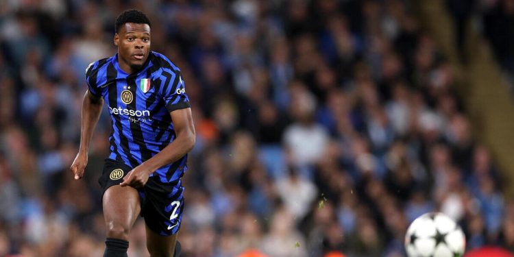 Denzel Dumfries con la maglia dell'Inter (Foto ANSA)