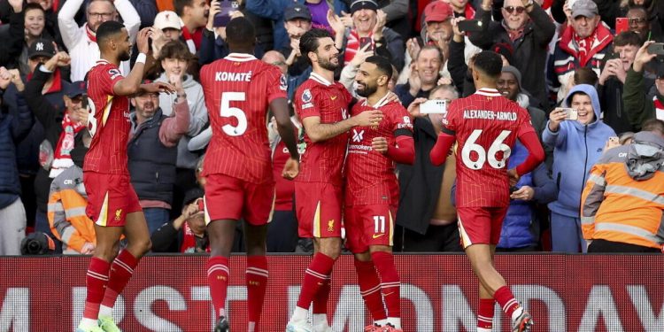 Mohamed Salah festeggiato per un gol con il Liverpool (Foto ANSA)