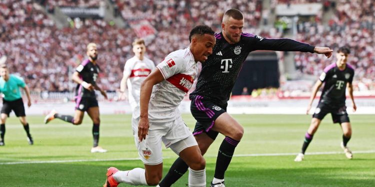 Jamie Leweling a contrasto con Matthijs De Ligt in Stoccarda Bayern (Foto ANSA)