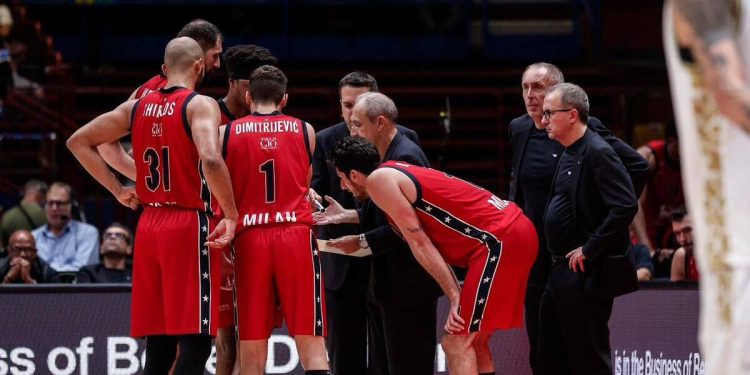 Ettore Messina a colloquio con l'Olimpia Milano (da facebook.com/OlimpiaMilano1936)