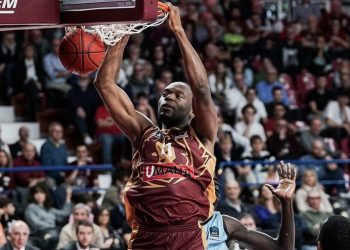 La schiacciata di Mfiondu Kabengele con la Reyer Venezia (da facebook.com/ReyerVenezia)