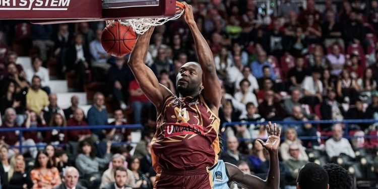 La schiacciata di Mfiondu Kabengele con la Reyer Venezia (da facebook.com/ReyerVenezia)