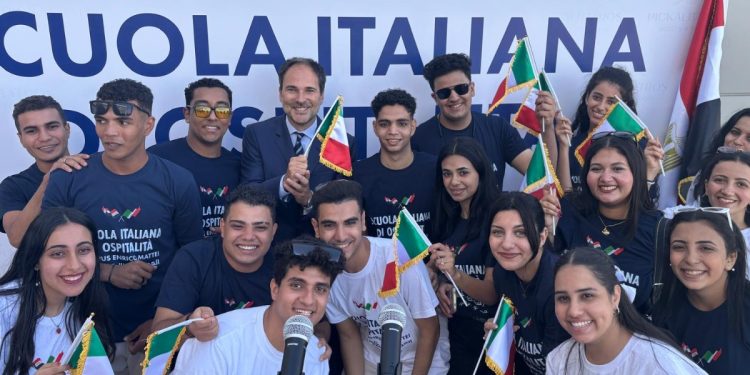 Giulio Contini, direttore della Scuola italiana di ospitalità, con alcuni dei nuovi studenti durante l'inaugurazione del Campus Enrico Mattei di Hurghada