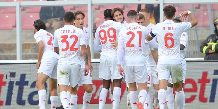 Il gruppo della Fiorentina in campo (Foto ANSA)