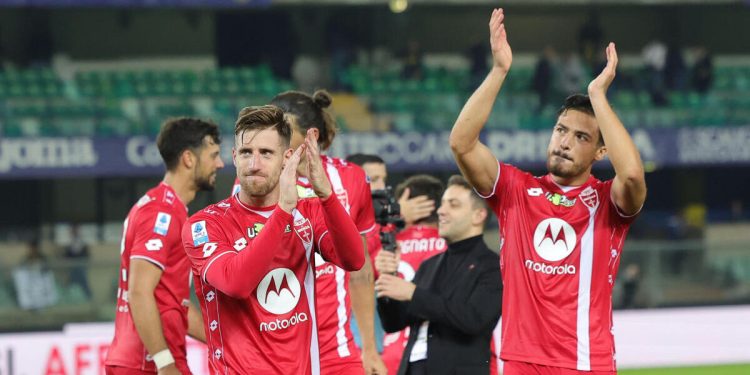 Il Monza festeggia la vittoria al Bentegodi (Foto ANSA)