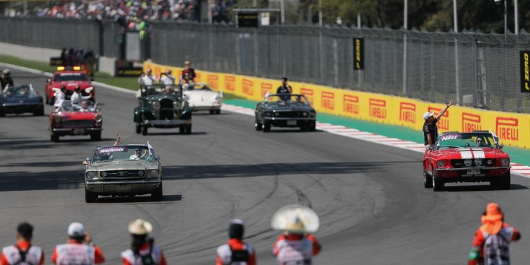 Formula 1, la parata dei piloti prima del Gp Messico (Foto ANSA)