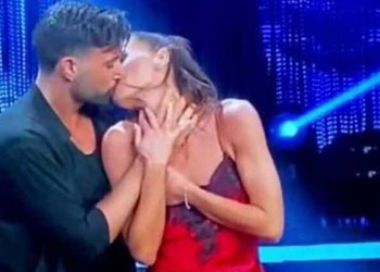 Bacio Bianca Guaccero e Giovanni Pernice a Ballando con le stelle 2024