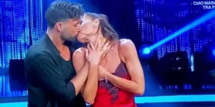 Bacio Bianca Guaccero e Giovanni Pernice a Ballando con le stelle 2024