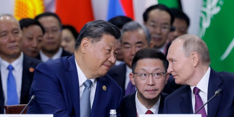 Xi Jinping e Vladimir Putin al summit dei BRICS di Kazan (Ansa)