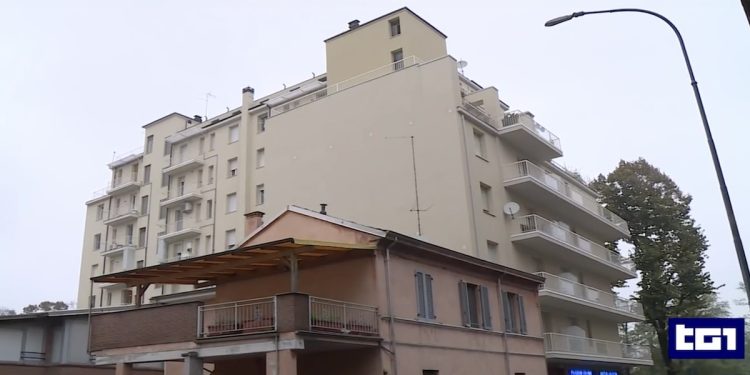 Il palazzo di Piacenza dov'è caduta la 13enne (Foto: Tg1)