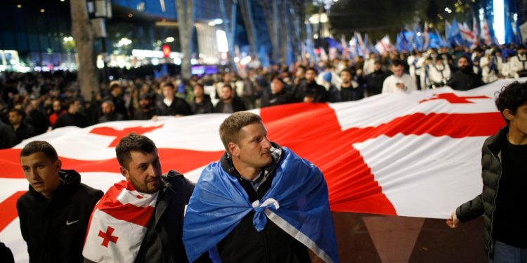 "Sogno georgiano" in piazza a Tbilisi (Georgia) alla vigilia del voto (Ansa)