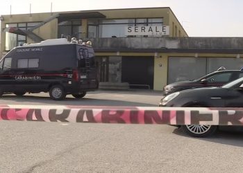 Carabinieri fuori dal night club dov'è stata trovata morta la neonata a Padova (Foto: Tg2)