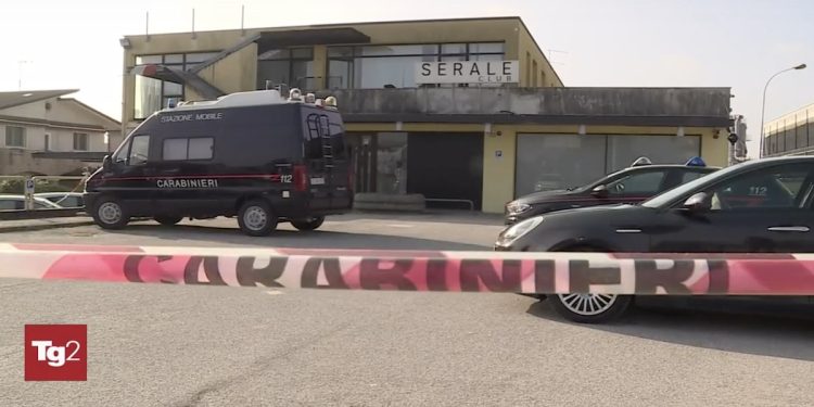 Carabinieri fuori dal night club dov'è stata trovata morta la neonata a Padova (Foto: Tg2)