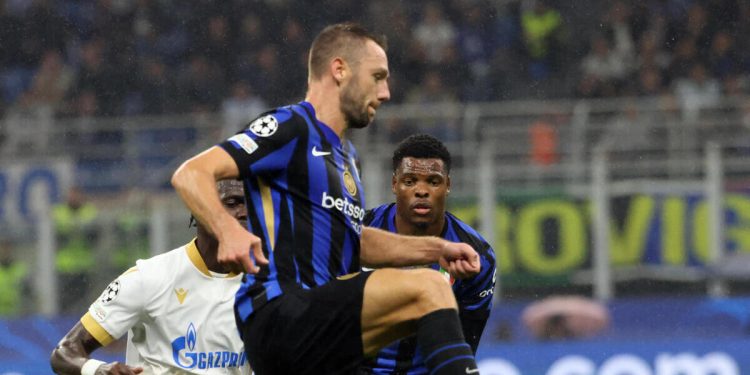 Stefan De Vrij impegnato con l'Inter (Foto ANSA)