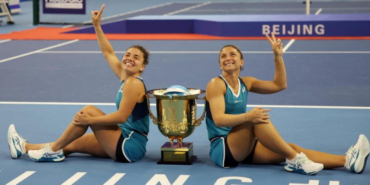 Jasmine Paolini e Sara Errani con il trofeo del China Open a Pechino (Foto ANSA)