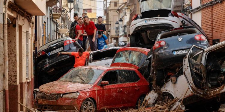 A Paiporta, nei dintorni di Valencia, dopo l'alluvione di martedì 29 ottobre 2024 (Ansa)