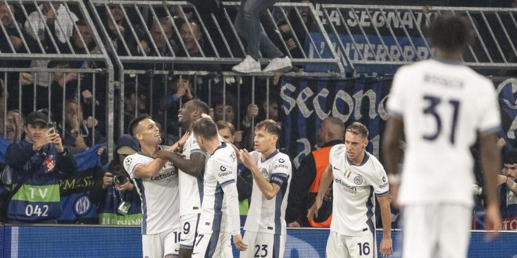 L'Inter festeggia la vittoria al Wankdorf (Foto ANSA)