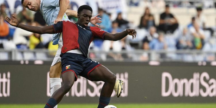 Jeff Ekhator con la maglia del Genoa (Foto ANSA)