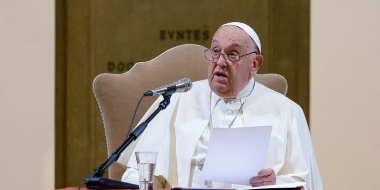 Papa Francesco all'Università Gregoriana (Ansa)